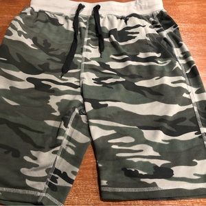 Relaxed camouflage bermuda